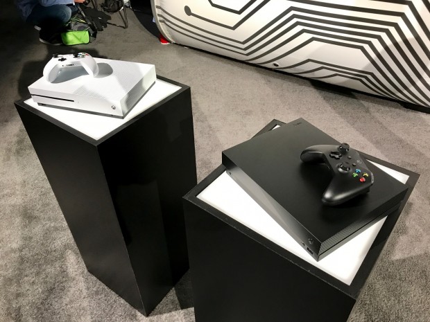 Die Xbox One S und die X im Vergleich (Bild: Peter Steinlechner/Golem.de)